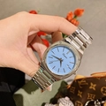 Dettaglio orologio da donna argento con quadrante quadrato azzurro e datario - Cassa Argento Quadrante Blu