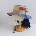 Dettaglio cappello sole outdoor con tasca laterale, laccio regolabile e paracollo - 54cm (3-8 anni) / Colorato