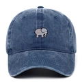 Dettaglio del ricamo a elefante grigio su un cappellino in cotone blu lavato - Regolabile / Blu navy