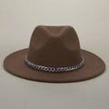 Détail de la chaîne en métal argenté sur un chapeau fedora en laine marron foncé - M (56-58cm) / Kaki