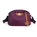 Borsa a tracolla in nylon viola con finiture in pelle marrone e dettagli in metallo - Viola