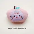 Dettaglio di spilla in peluche a forma di mela rosa con ricamo di gatto, 4.5 cm x 5.5 cm - Stile Fai-da-te (Apertura posteriore) / Coniglio Mela Rosa