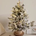 Mini albero di Natale in PE con fiocchi bianchi, luci LED e base in legno - Racconto d'Inverno 45cm