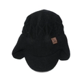 Detail einer schwarzen Strickmütze mit Ohrenklappen und Elch-Lederpatch für den Winter - M (56-58cm) / Schwarz