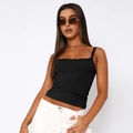 Canotta nera aderente con bordo in pizzo e spalline sottili per un look alla moda - S / Nero