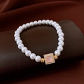 Détail de bracelet en perles blanches avec pendentif doré et pierre rose sur cuir - Style Pierre de Chat Rose Dorée (23#)