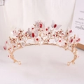 Detalle de la corona de novia dorada con cristallen rojos y flores blancas - Oro KC Rojo