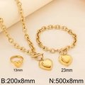 Goldenes Gliederketten-Set mit Herzanhängern und OT-Verschluss auf beige Hintergrund - Halskette+Armband+Ring(Größe 6) / Gold
