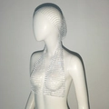 Dettaglio della fascia elastica in maglia con strass argento e pietre luccicanti su manichino - Stile Lungo / Bianco