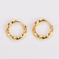 Detalle de la textura trenzada dorada en elegantes pendientes de aro de acero - Dorado
