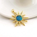 Dettaglio del ciondolo a sole in oro 18k con centro blu celestiale e zirconi brillanti - 01-Stella Dorata Centro Stellato Blu-Verde