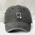 Anthrazitfarbene Baseballkappe aus gewaschener Baumwolle mit weißem Herz-Stickdesign - Einheitsgröße / Schwarz