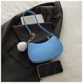 Sac bandoulière en feutre bleu matelassé avec chaîne dorée et pompon en fourrure - Bleu clair
