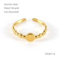 Detail eines verstellbaren Rings aus 18k vergoldetem Edelstahl mit Blumenmuster - Einstellbar Offen / Gold
