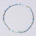 Pulsera artesanal con cuentas cilíndricas azules y blancas y detalles dorados - Bola de Oro Océano Azul Blanco Verde