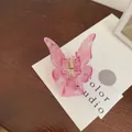 Butterfly hair claw clip with pink marble resin texture and gold metal spring - Bright Pink