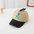 Détail de casquette bébé avec broderie dinosaure vert et jolies cornes 3D souples - T-Rex Kaki (HY-35006)