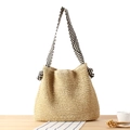 Beigefarbene handgewebte Stroh-Schultertasche mit schwarz-weiß gestreiftem Knotengurt - Beige