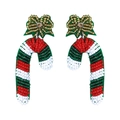 Details handgefertigter Perlen-Ohrringe mit rot-weiß-grünem Weihnachtszuckerstangen-Muster - Stil 7 (Festliche Zuckerstange)