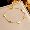 Elegante pulsera de corazón en acero inoxidable dorado con nácar en soporte de exhibición - Estilo de Corazón Dorado con Concha Hueca (B1336)