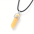 Gros plan détaillé du collier cristal hexagonal jaune pâle avec bélière argentée - Topaze