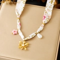 Collana a foulard in seta floreale con ciondolo a fiore dorato e perla barocca - Stile Fiore Floreale Rosa Bianco (N3834)