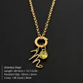 Gouden roestvrijstalen ketting met letter M hanger en sprankelend geel kristallen detail - M