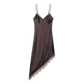 Schokoladenbraunes Satin-Unterkleid mit Spitzenbesatz und asymmetrischem Saum auf Weiß - XS / Kaffeebraun