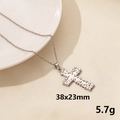 Eleganter silberner Edelstahl-Kreuzanhänger mit Maßen 38x23mm und 5,7g Gewicht - Texturiertes Kreuz (S1551-S+N22-S) / Silber