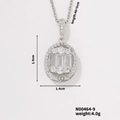 Vue détaillée du collier ovale argenté avec pendentif en zircone sur fond blanc pur - Style Couleur Argent (N00464-9)