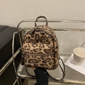 Mini mochila con estampado de leopardo, textura de terciopelo y herrajes metálicos - Marrón