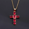 Dettaglio della collana con croce dorata e pietre di zirconia rossa brillante su sfondo nero - Solo ciondolo / Rosso