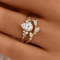 Elegant gold leaf ring set with pear cut zircon stones in a vine design for women - US 7 / Gold