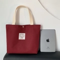 Borsa tote in tela bordeaux con toppa a forma di cane e manici in fettuccia color crema - Rosso