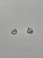 Dettaglio di orecchini a cerchio S925 argento incrociati con finitura metallica lucida - 12mm / Argento