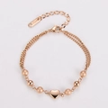 Detalle de pulsera de cuentas de doble capa en oro rosa con colgantes de corazón 18KGP en blanco - Oro rosa