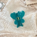 Détail de la pince à cheveux papillon bleu sarcelle avec ressort doré sur dentelle - Fermoir papillon / Env. 8cm / Sarcelle