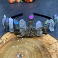 Handgefertigte Mondkrone mit rohen Regenbogenkristallen und keltischem Dekor - Weiße Kristalle + Aura Quarz + Antike Bronze Draht + Dreifachmond