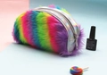 Regenbogen Federmäppchen aus Plüsch mit holografischem Silberbesatz und Reißverschluss - Regenbogenfarben