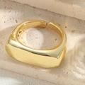 Makroansicht eines vergoldeten Siegelrings mit glatter rechteckiger Fläche und offenem Design - Minimalistischer Rechteck-Stil