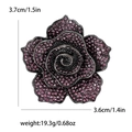 Dettaglio della spilla a rosa dimensioni 3,7cm x 3,6cm con strass viola scuro - Rosa Rosso