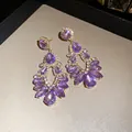 Boucles d'oreilles pendantes dorées avec cristaux violets et pompons brillants - Or-Violet
