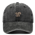 Detaillierte Nahaufnahme der Eichhörnchen Stickerei auf einer grauen Vintage Baseballkappe - Verstellbar / Schwarz