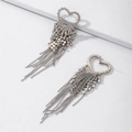 Gros plan sur les boucles d'oreilles cœur argentées avec strass et longues pampilles - Argenté