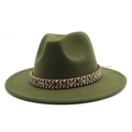 Detail eines olivgrünen Fedoras mit mehrfarbigem, gewebtem Hutband im Ethno-Böhmischen Stil - Armeegrün