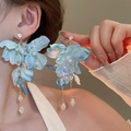 Détail de boucles d'oreilles fleurs en tissu bleu avec perles et longues franges - Style de Pendentif Perle Pétale de Tissu Bleu (22# Tige en Argent-Bleu)