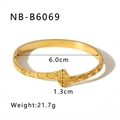 Vista detallada del brazalete asimétrico bañado en oro de 18K con textura geométrica - Estilo De Textura Geométrica (NB-B6069) / Oro de 18K