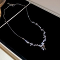 Vista dettagliata della collana a farfalla in argento con zirconi su velluto nero - Stile Fiore Argento