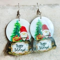 Dettaglio orecchini a sfera di neve in acrilico con testo Happy Holidays e motivi festivi - Palla Di Neve Gnomo Happy Holidays