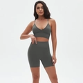 Nahaufnahme von nahtlosem dunkelgrauem Yoga-Set mit High-Waist-Shorts und V-Ausschnitt-Bra - S / Dunkelgrau